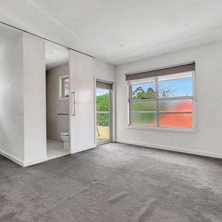 Sleek, Stylish & Ideally Positioned - Photo 4