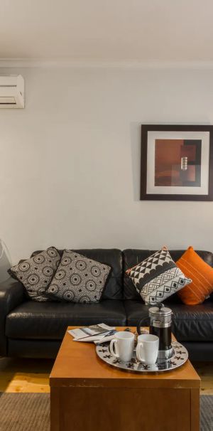 QUALITY BEACH SIDE APARTMENT IN THE HEART OF ST KILDA WITH COURTYARD - Photo 1