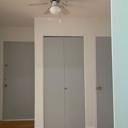 Magnifique appartement rénové situe dans un quartier prisé d'Anjou - Photo 3