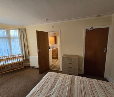 Studio Flat, Berkshire Gardens, N13 - Photo 2