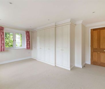 An immaculate six bedroom house with swimming pool at the heart of ... - Photo 4