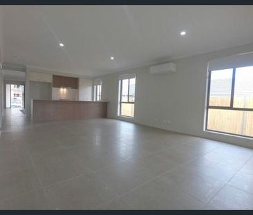 Spacious Family Home Near Park - Photo 4