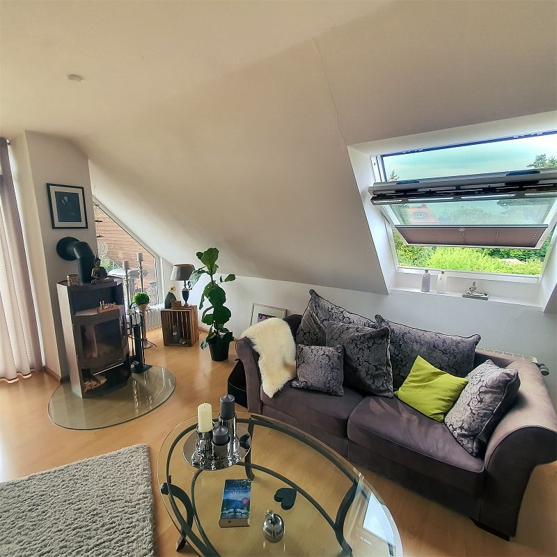 Gemütliche 2-Zimmer-Dachgeschosswohnung mit Balkon und Einbauküche - Photo 1