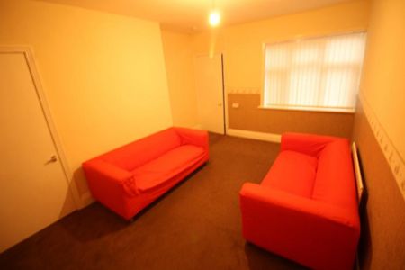 3 bedroom flat to rent - Photo 2