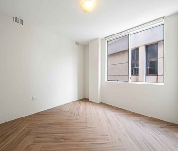 Bright & Stylish Two-Bedroom Apartment in Prime Location - Photo 2