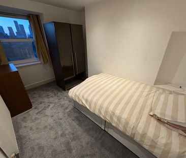 3 Bed Flat, Brixton Road, SW9 - Photo 2