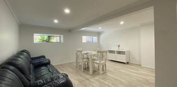 Luxurious Living in the Heart of Sunnybank: Beautiful House for Rent! - Photo 2