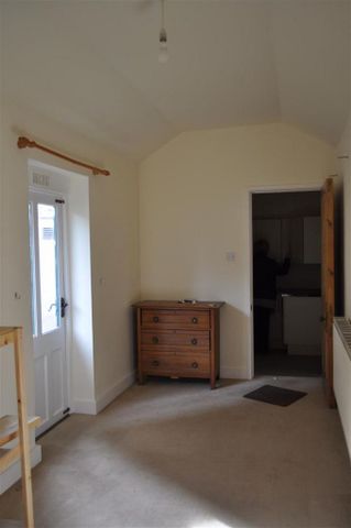 2 bedroom cottage to rent - Photo 2