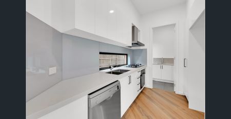 Space, Style & Convenience in a Premium Locale - Photo 5