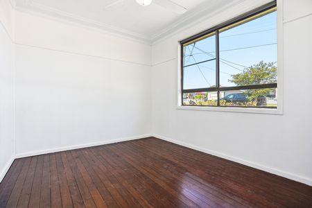 Freshly Painted 3 Bedroom Home, Renovated Kitchen, Fantastic Location! - Photo 3