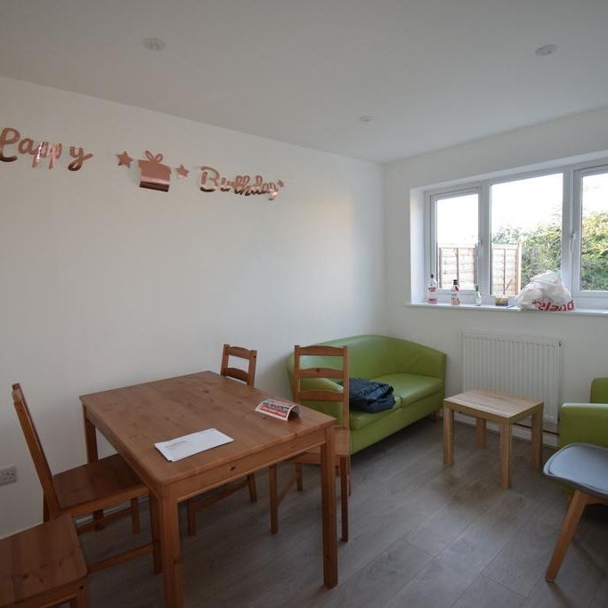 4 bedroom semi-detached bungalow to rent - Photo 1