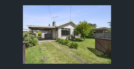 Convenient, Comfortable & Walk to Town & Beach - Photo 5