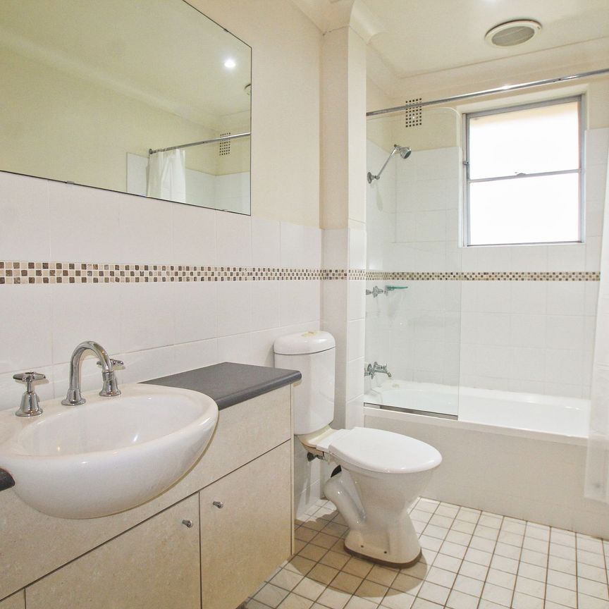 Spacious Apartment with Leafy Outlook ** Available 15/11/25 ** - Photo 1