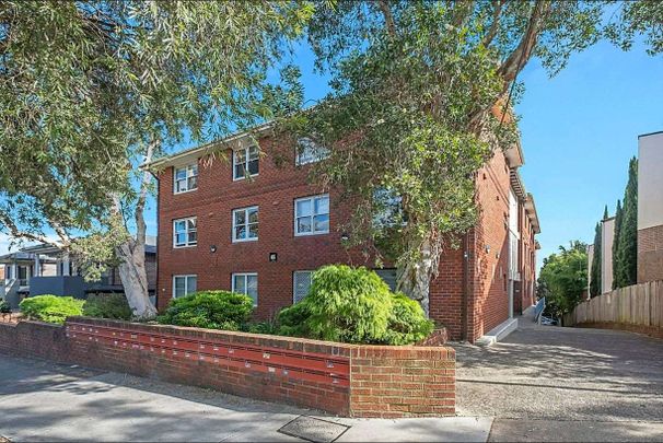 Renovated one bed unit in whisper quiet locale - Photo 1