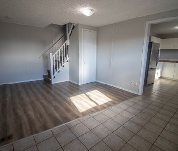 **COZY** 2 Bedroom Main + Den Unit in Welland!! - Photo 6