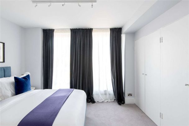 A lateral three bedroom apartment with a lift and porter in Mayfair. - Photo 1