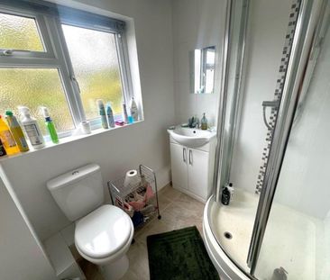 2 bedroom Flat To Let - Photo 2