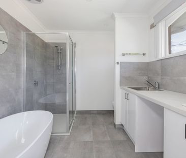 UPDATED TWO BEDROOM UNIT - CONVENIENT LOCATION! - Photo 5