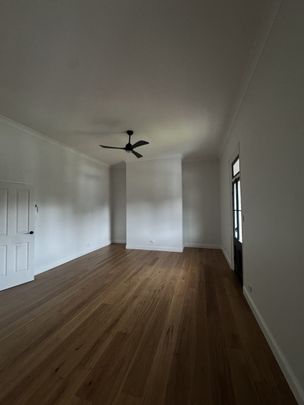 Modern two bedroom located in the heart of town! - Photo 1