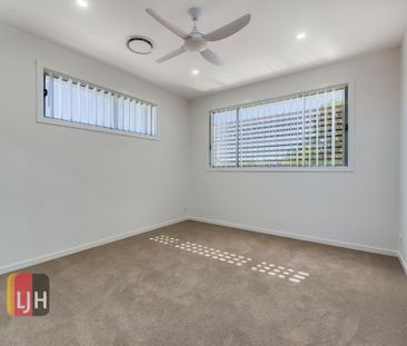 MODERN TOWNHOUSE WITH DUCTED AIR CONDITIONING AND COURTYARD - Photo 5