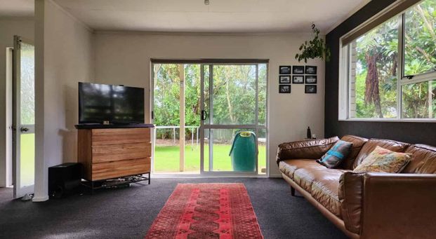 Perfectly Positioned Family Home in the Heart of Oakura Village - Photo 1