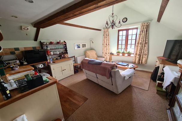 1 bedroom barn conversion to rent - Photo 1