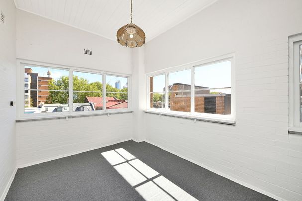 RECENTLY UPDATED SPACIOUS THREE BEDROOM IN THE HEART OF POTTS POINT - Photo 1