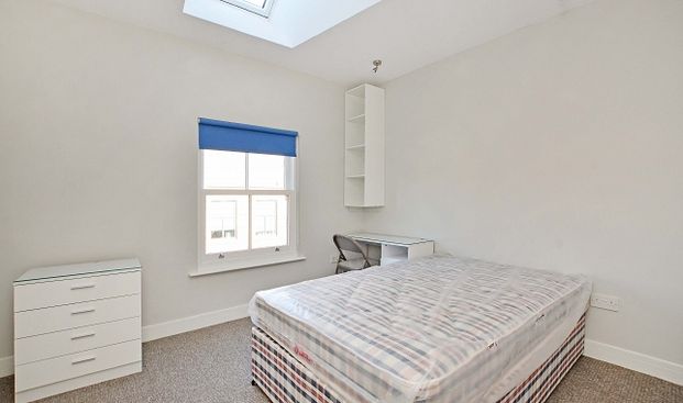 Stunning 6-Bedroom, 6-Bathroom City Centre Apartment Minutes from Hallam University - Photo 1