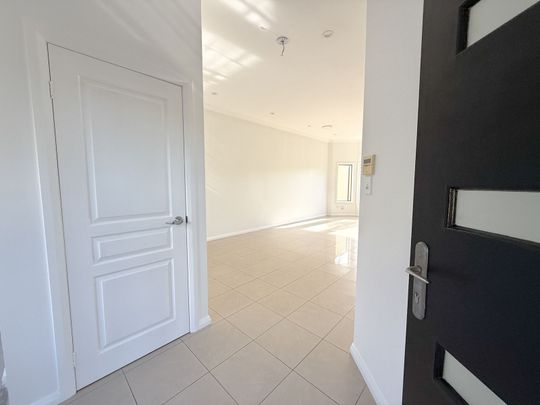 Airconditioned 3 Bedroom 2.5 Bathroom modern duplex with double car garage - Photo 1