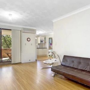 SPACIOUS TWO-BEDROOM APARTMENT! - Photo 2