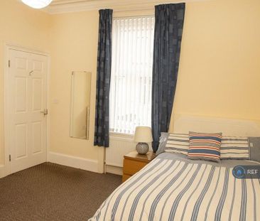 3 bedroom end of terrace house to rent - Photo 2