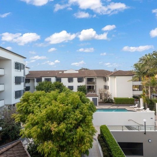 SPACIOUS UPPER FLOOR APARTMENT - Photo 1