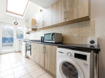 1 bedroom in a house share to rent - Photo 2