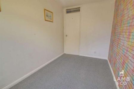 Knox Road, CO15 - Photo 2