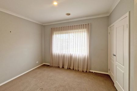 Stunning & Elegant - Photo 5