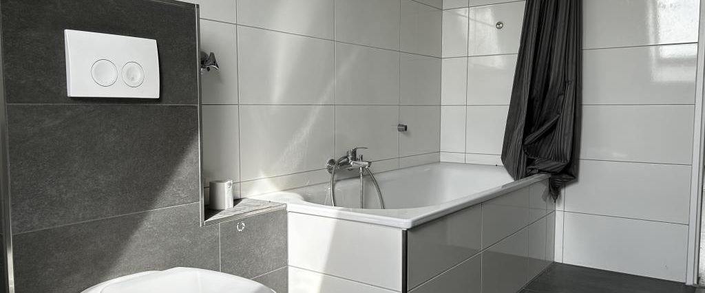 2,5 Zimmer DG Wohnung mit frisch saniertem Badezimmer - Foto 1