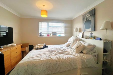 Courtenay Mews, Woking, Surrey, GU21 - Photo 4