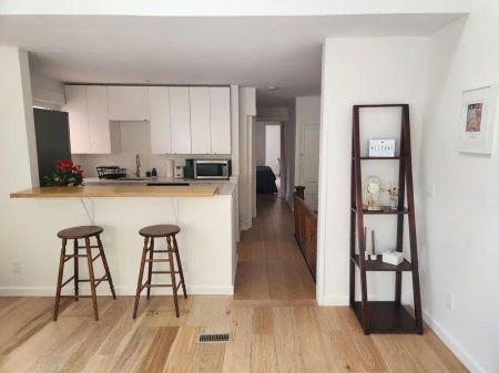 Toronto Furnished Upper Level for Rent – Stylish 2 Bed, 1 Bath with Private Entrance and Patio - Photo 4
