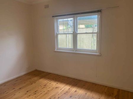 Charming 2-Bedroom Cottage with Workshop - Urban Rural Setting - Photo 2