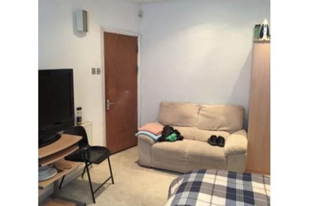 1 bedroom in a house share to rent - Photo 4