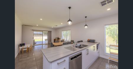 3 BEDROOM FAMILY HOME - 3 LIVING AREAS & SHED - Photo 3