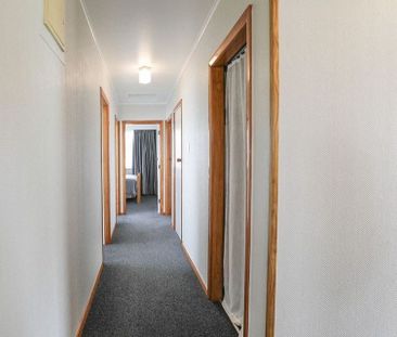 Roslyn Street Gem – Bright, Fresh & Family-Ready - Photo 3