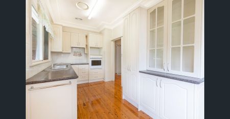 Lovely 3 bedroom home with a huge backyard - Photo 3