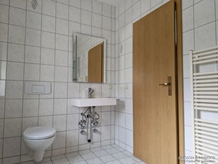 Kleine Wohnung mit Du, PKW-Stellplatz und EINBAUKÜCHE in Zwickau-Planitz zu vermieten! - Foto 3