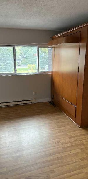 Loft 1 1/2 à louer au dessus de locaux commerciaux - Photo 1