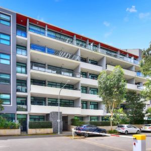 A chic waterside lifestyle in a premium community - Photo 3