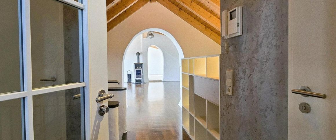 Traumhaftes Wohnen auf Augenhöhe mit den Greifvögeln - Photo 1