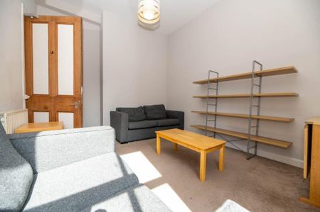 4 bedroom flat to rent - Photo 2