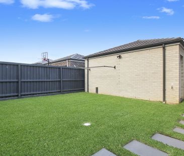 90 William Hart Crescent, Penrith - Photo 2