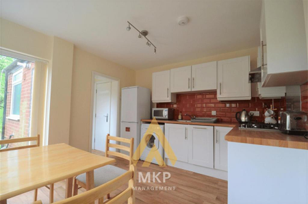 4 bedroom end of terrace house to rent - Photo 4